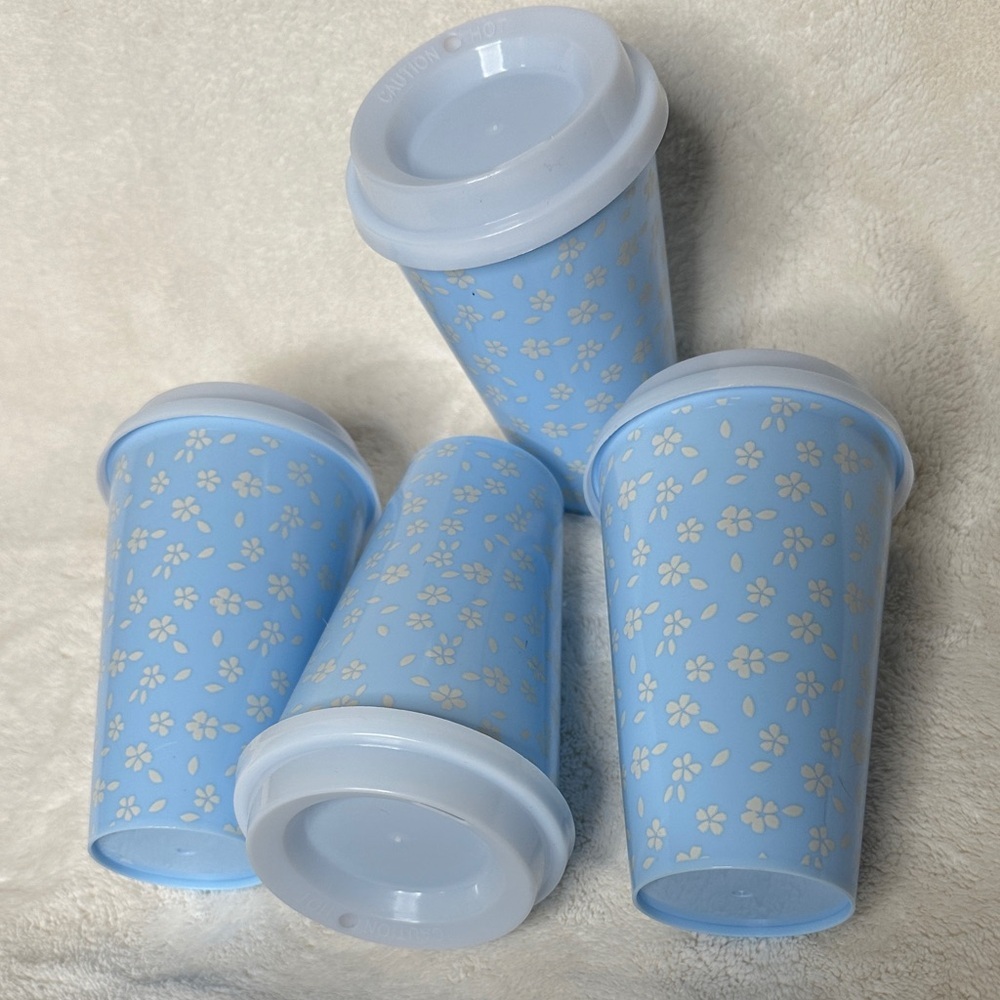 4 pack of 16 ounce Cups with Lids Blue & White Flowers Spring Summer NWOT